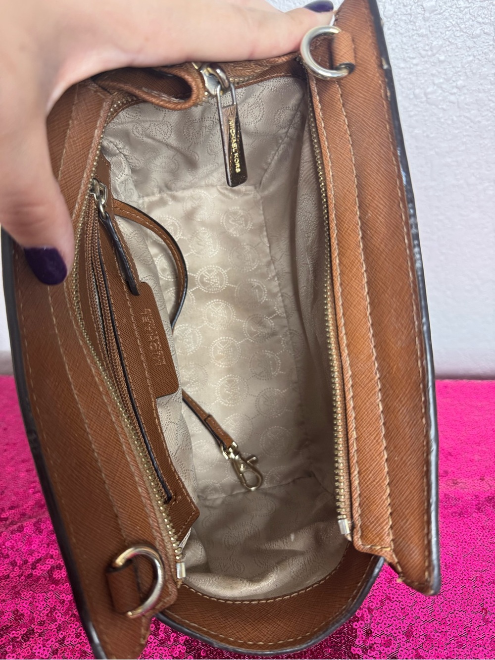 MICHAEL KORS 🤎 Tan Cosmetics Bag, Gold Zipper - Picture 10 of 11